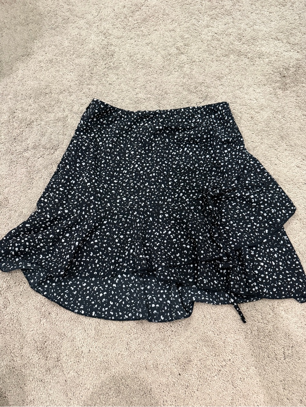 SHEIN Black Ruffle Skirt With Polka Dots,Size XS